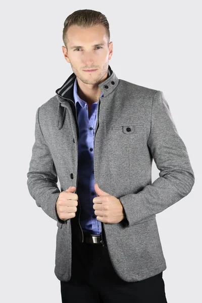 Hombre rubio guapo usando una chaqueta larga — Foto de Stock