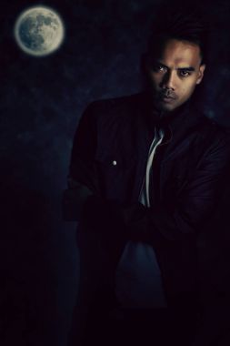 Bir vampir hikayesi. Yakışıklı Asya vampir bir siyah deri ceket