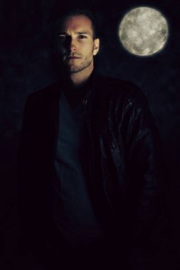Bir vampir hikayesi. Yakışıklı adam bir deri ceket 