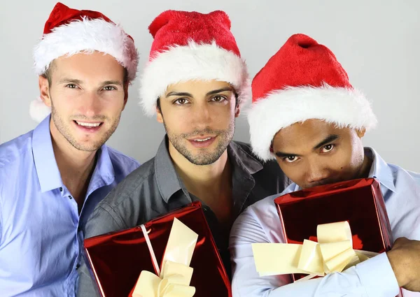 Grupo de felices amigos multirraciales alegres en sombreros de Navidad celebrando —  Fotos de Stock