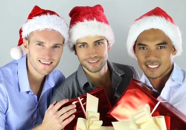 Grupp glada multiracial vänner i jul hattar firar — Stockfoto
