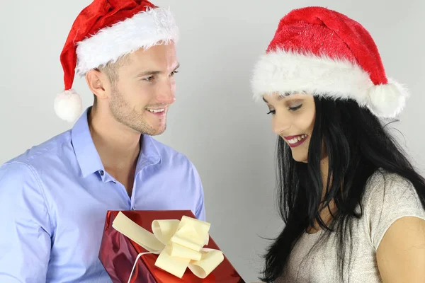 Weihnachtskonzept. Freund schenkt seiner Freundin ein Weihnachtsgeschenk — Stockfoto