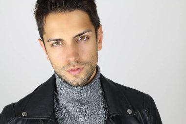 Deri ceketli yakışıklı bir adam portresi 