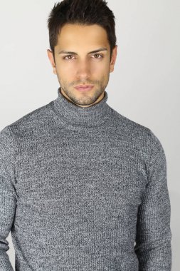  gri bir balıkçı yaka yakışıklı adam 