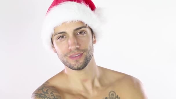 サンタ帽を被った若い上半身裸の男性モデルの肖像 — ストック動画