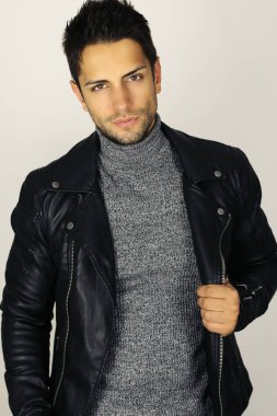 Güzel ve şık. Bir deri ceket giymiş yakışıklı genç 