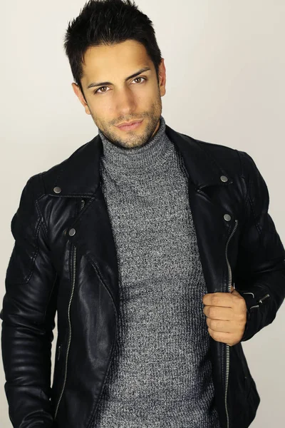 Güzel ve şık. Bir deri ceket giymiş yakışıklı genç 