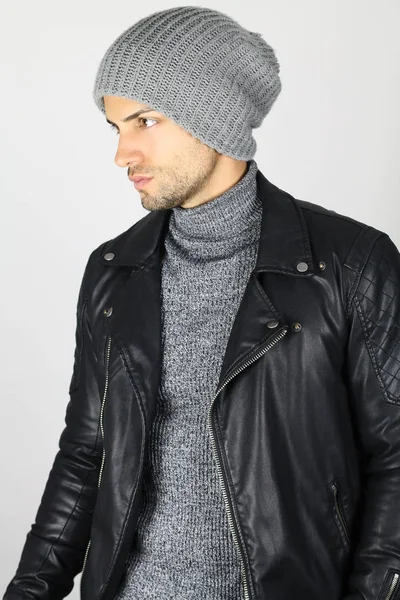 Magnifique et élégant. Beau jeune homme portant une veste en cuir noir et un chapeau gris — Photo