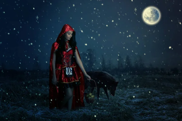 Vackra little Red Riding Hood i skogen — Stockfoto