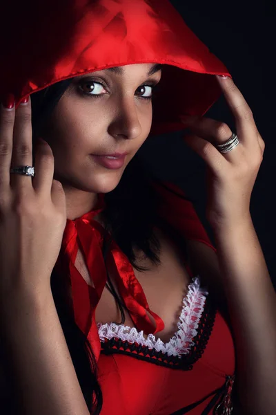 Retrato de una hermosa capucha roja —  Fotos de Stock