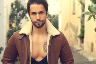 Moda kıyafeti ile şık adam 