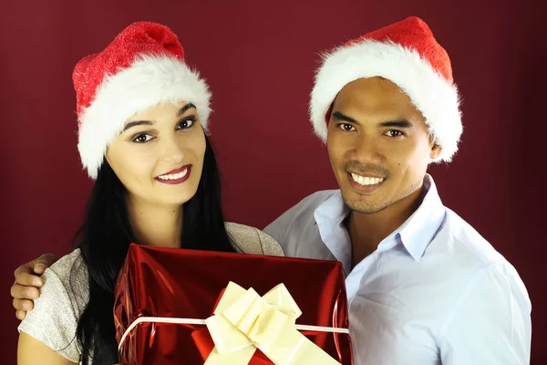 Jovem Surpreender Uma Jovem Mulher Com Presente Para Natal Fundo — Fotografia de Stock