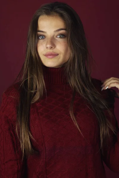 Hermosa Mujer Moda Con Suéter Rojo Sobre Fondo Rojo —  Fotos de Stock