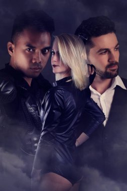 kitap kapak tasarımı ile üç kişi. romantizm kavramı 