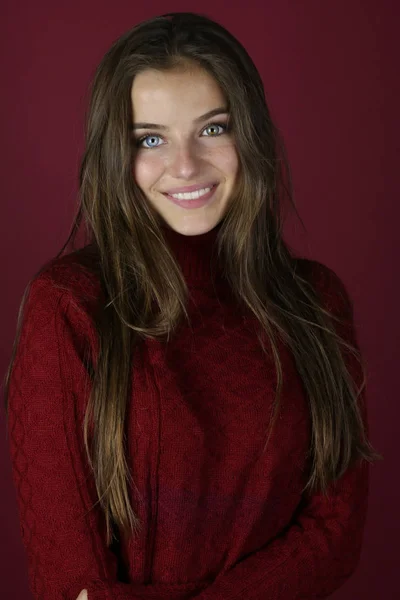 Hermosa Mujer Joven Moda Con Suéter Rojo Sobre Fondo Rojo — Foto de Stock