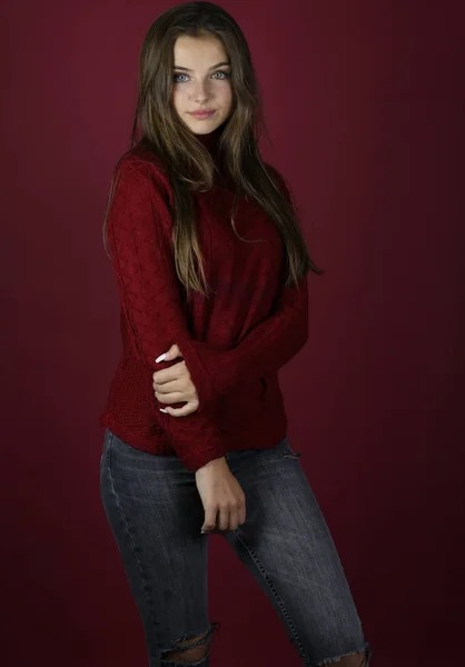 Krásné Mladé Model Představuje Červeném Podkladě Hezká Mladá Žena — Stock fotografie