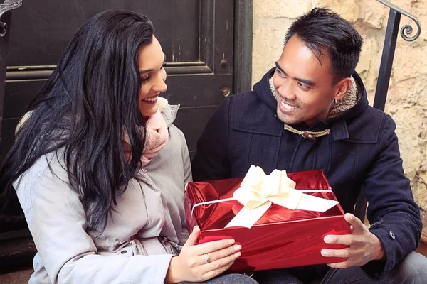 Jovem Cara Dando Sua Namorada Presente Natal Livre — Fotografia de Stock