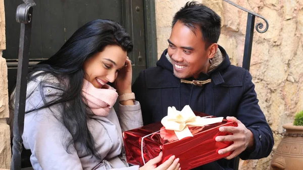Amour Jeune Couple Sur Une Date Avec Cadeau Outdoor Christmas — Photo