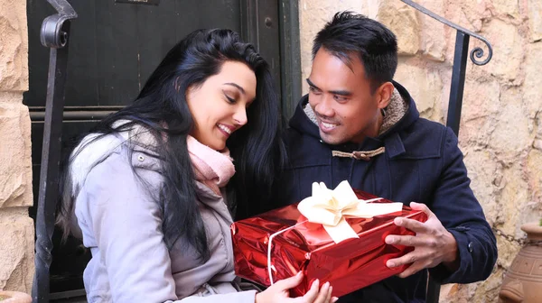 Couple Love Man Surprising His Girlfriend Gift — Stock Photo, Image