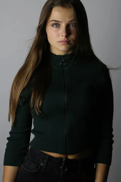Красива Мода Підліток Позує Сірому Фоні — стокове фото