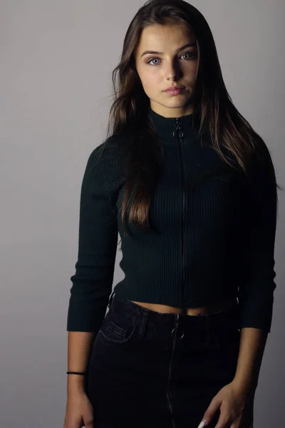 Schöne Mode Teenager Posiert Auf Einem Grauen Hintergrund — Stockfoto