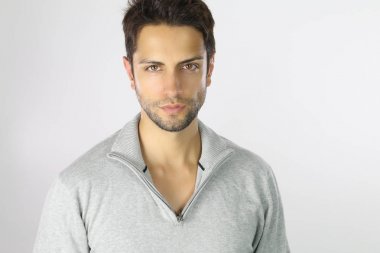 Beyaz bir arka plan üzerinde yakışıklı bir adam portresi 