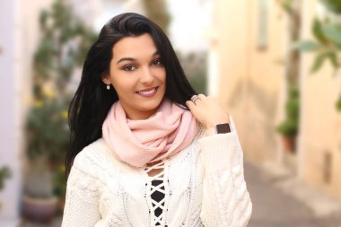 Bir ceket ve bir eşarp giyen genç güzel esmer kadın kış portresi