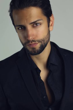 Çekici genç sakallı adam headshot portre, kameraya bakıyor