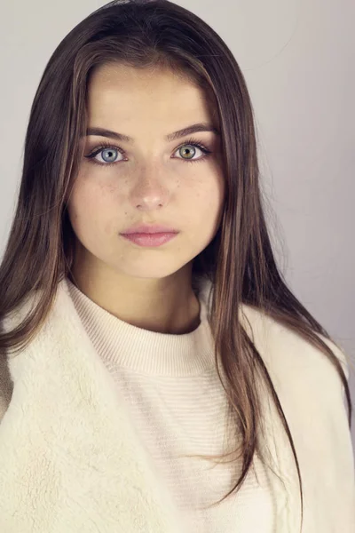Retrato Una Hermosa Adolescente Con Pelos Largos Aislado Blanco —  Fotos de Stock