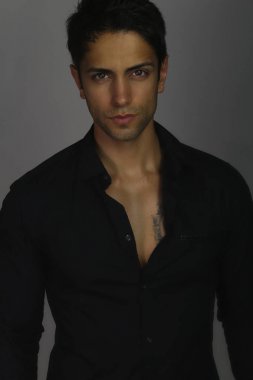 Siyah bir gömlek giymiş yakışıklı kahverengi adamı 