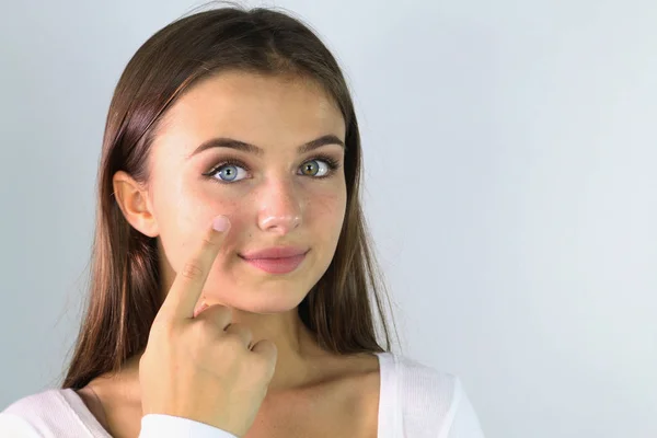 Schöne Junge Frau Mit Sauberer Frischer Haut Berühren Ihr Eigenes — Stockfoto