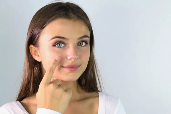 Mooie Jonge Vrouw Met Schone Frisse Huid Touch Eigen Gezicht — Stockfoto