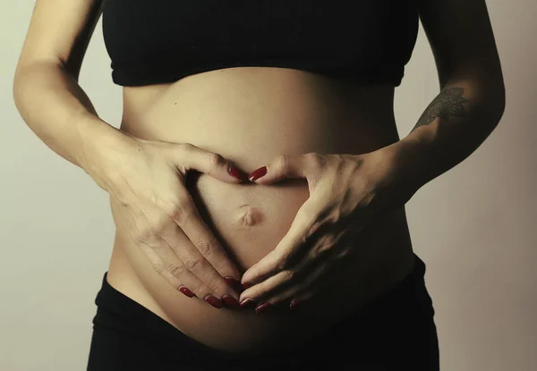 Mulher Grávida Segurando Suas Mãos Uma Forma Coração Sua Colisão — Fotografia de Stock