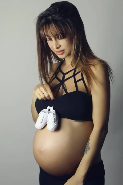 Sapatos Pequenos Para Bebê Por Nascer Barriga Mulher Grávida — Fotografia de Stock