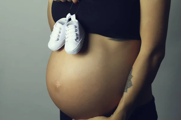 Sapatos Pequenos Para Bebê Por Nascer Barriga Mulher Grávida — Fotografia de Stock