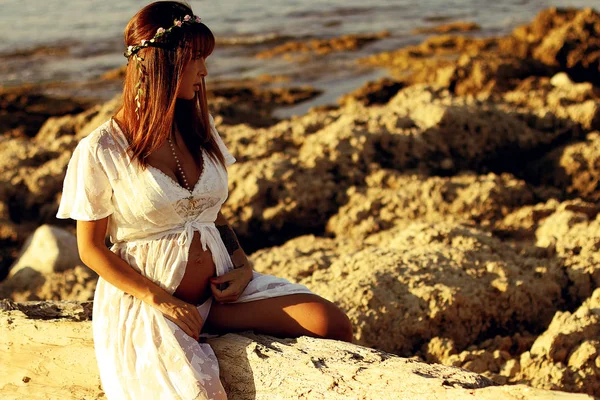 Mooie Zwangere Vrouw Het Strand Poseren — Stockfoto