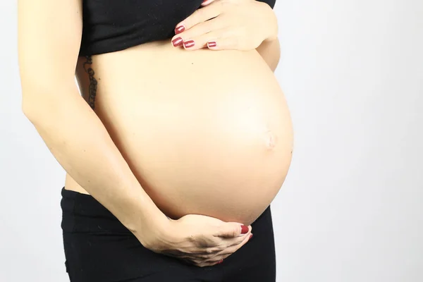 Filmagem Estúdio Perto Mulher Grávida Tocando Sua Barriga Isolado Fundo — Fotografia de Stock