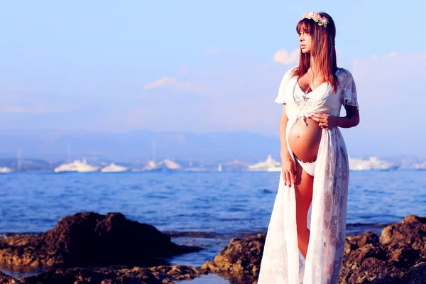 Gravid Kvinna Vid Havet Blivande Mamman Bär Vit Klänning Bakgrund — Stockfoto
