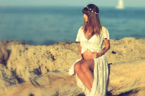 Mooie Zwangere Vrouw Witte Jurk Zittend Het Strand — Stockfoto