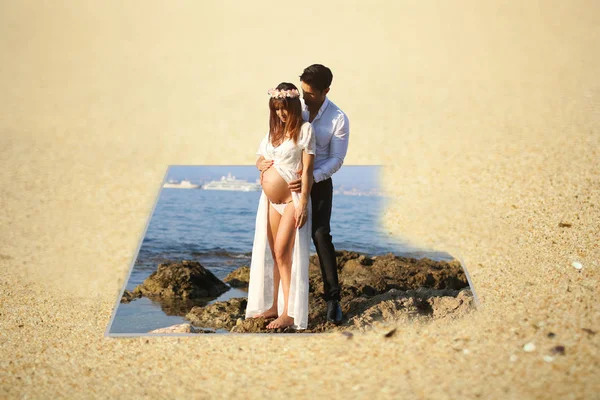 Photo Manipulation Young Pregnant Couple Standing Beach — Stock Photo, Image