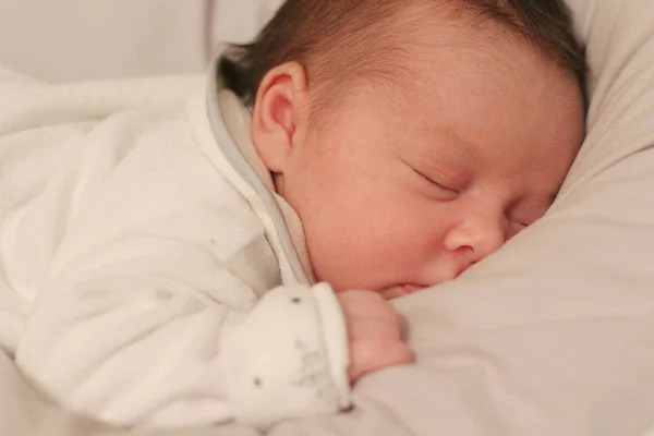 Krásné Dva Měsíc Staré Dítě Spí Břiše — Stock fotografie