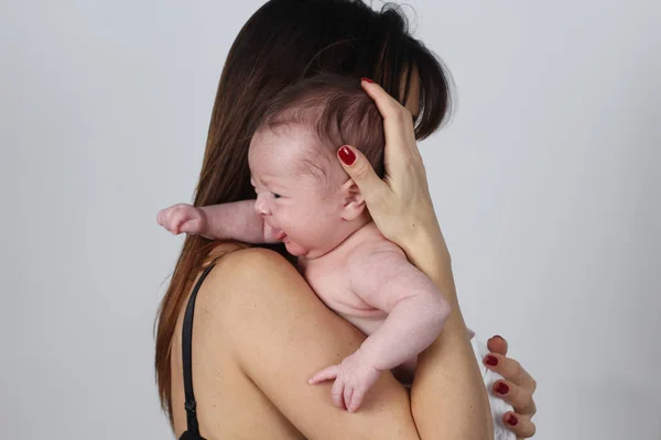 Jovem Mãe Segurando Seu Bebê Chorando Filha Estúdio — Fotografia de Stock