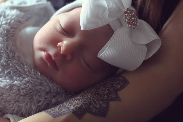 Beautiful Newborn Baby Sleeping Mother Arms — стоковое фото
