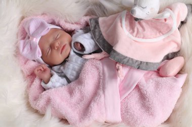 bir yatakta uyuyan bebek bebek kız