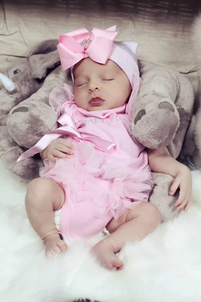 Όμορφη Κοπέλα Μωρό Κοιμάται Αρκουδάκι Της — Φωτογραφία Αρχείου