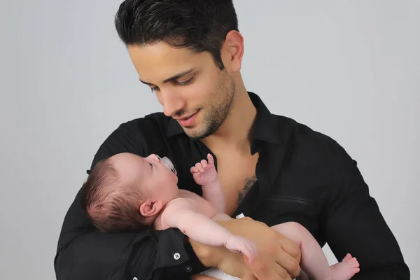 Bonito Homem Segurando Uma Linda Menina Fundo Branco — Fotografia de Stock