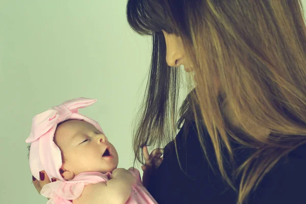 Schöne Junge Mutter Hält Ein Junges Mädchen — Stockfoto