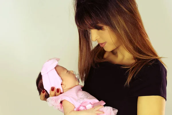 Jovem Mãe Segurando Seu Bebê Fundo Branco — Fotografia de Stock