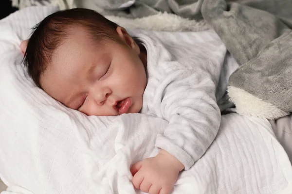 Schönes Kleines Mädchen Schläft Auf Einem Bett — Stockfoto