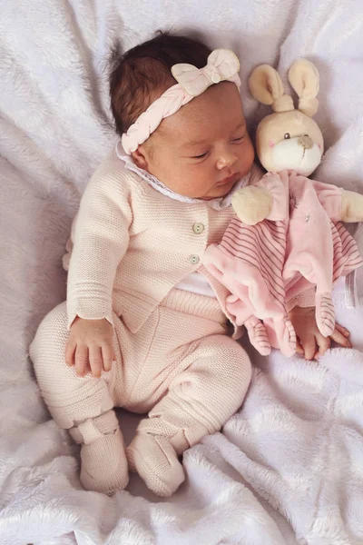 Schönes Kleines Mädchen Neben Ihrem Teddy Liegend — Stockfoto